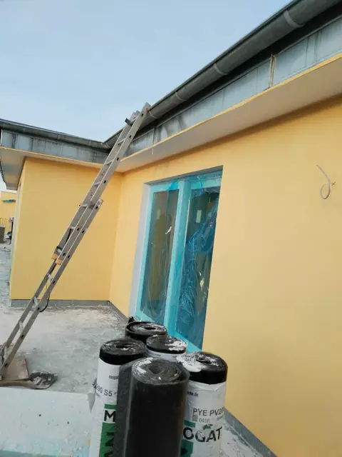 Fassade nachher: fertiger gelber Anstrich