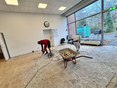 Bodenaufbau vorher: alter Belag wird mit Stemmhammer entfernt