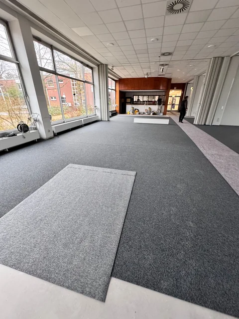 Bodenaufbau nachher: neuer grauer Teppichboden verlegt