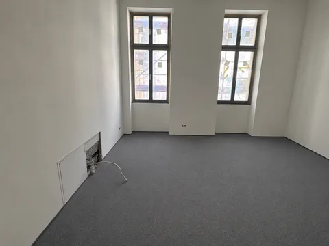 Zimmer nachher: verputzte Wände, neue Decke, bezugsfertig